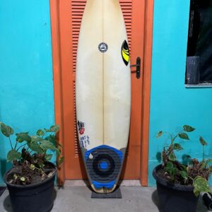 Prancha Surf 5'11" Sharpeye Seminova com Deck