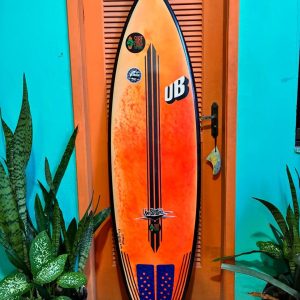 Prancha Surf UB 5'7" Seminova com Deck e Longarina de Carbono