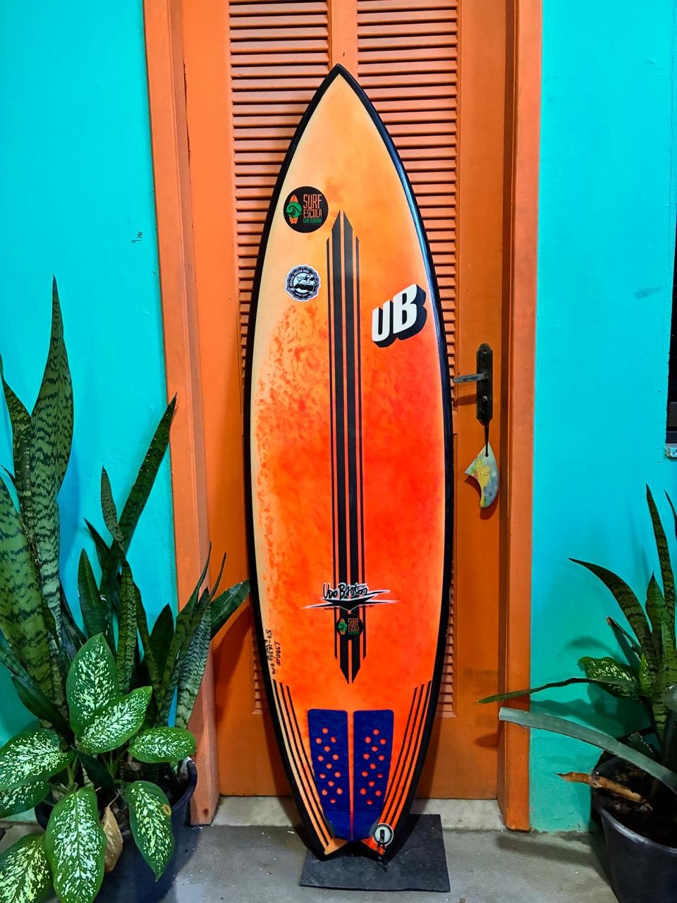 Prancha Surf UB 5'7" Seminova com Deck e Longarina de Carbono