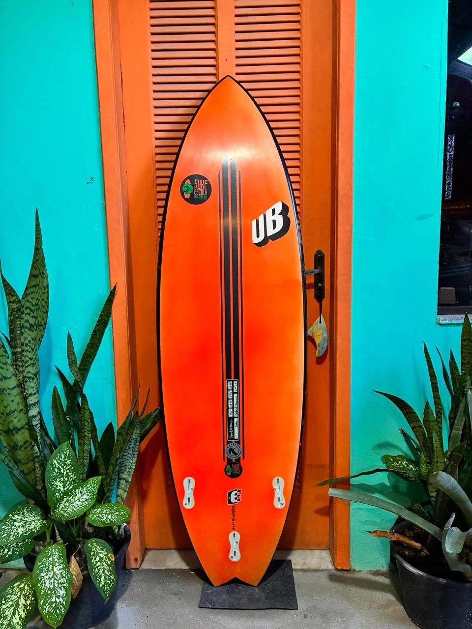 Prancha Surf UB 5'7" Seminova com Deck e Longarina de Carbono - Imagem 3